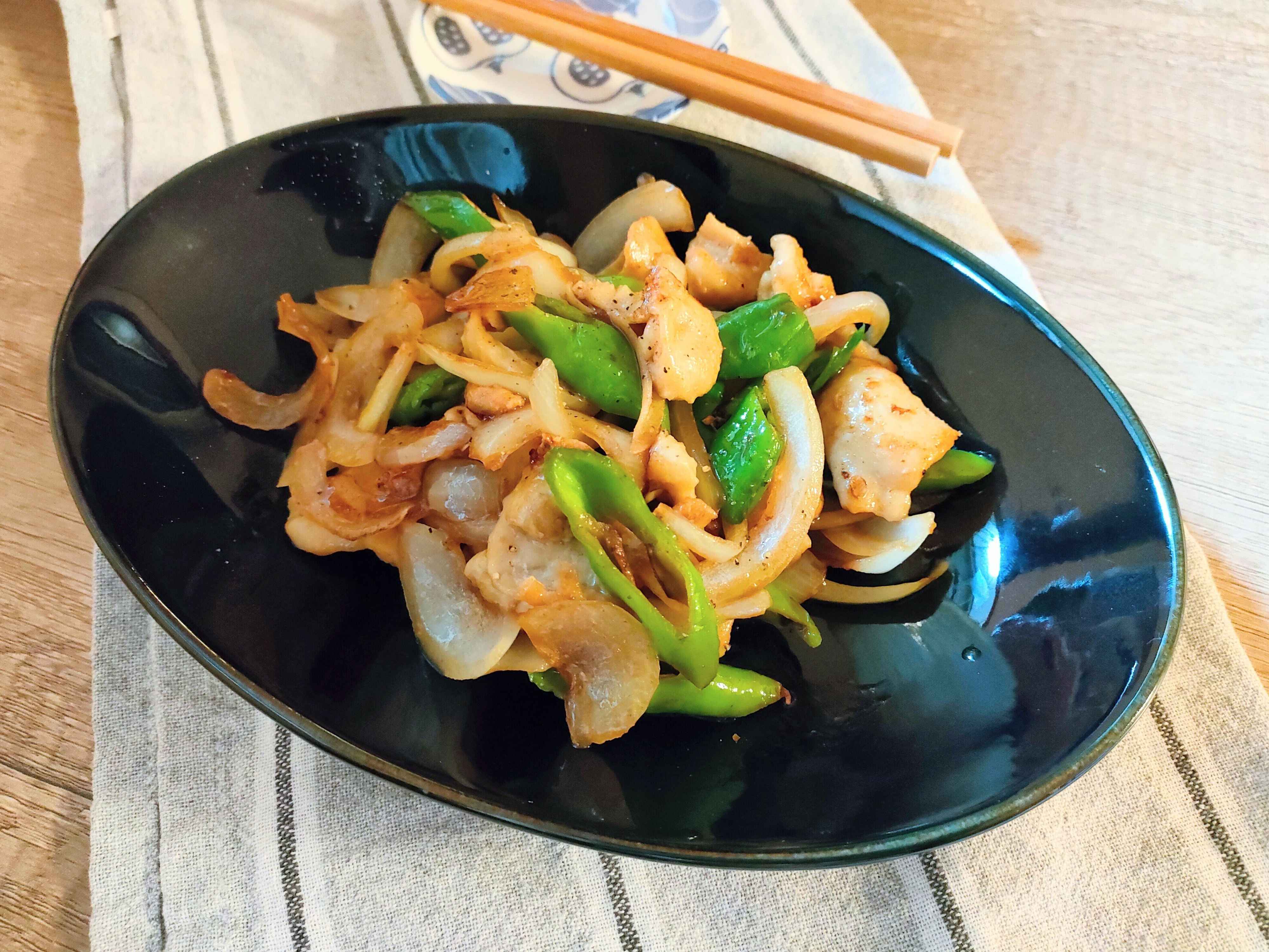 鶏皮と甘唐辛子のオイスターソース炒め