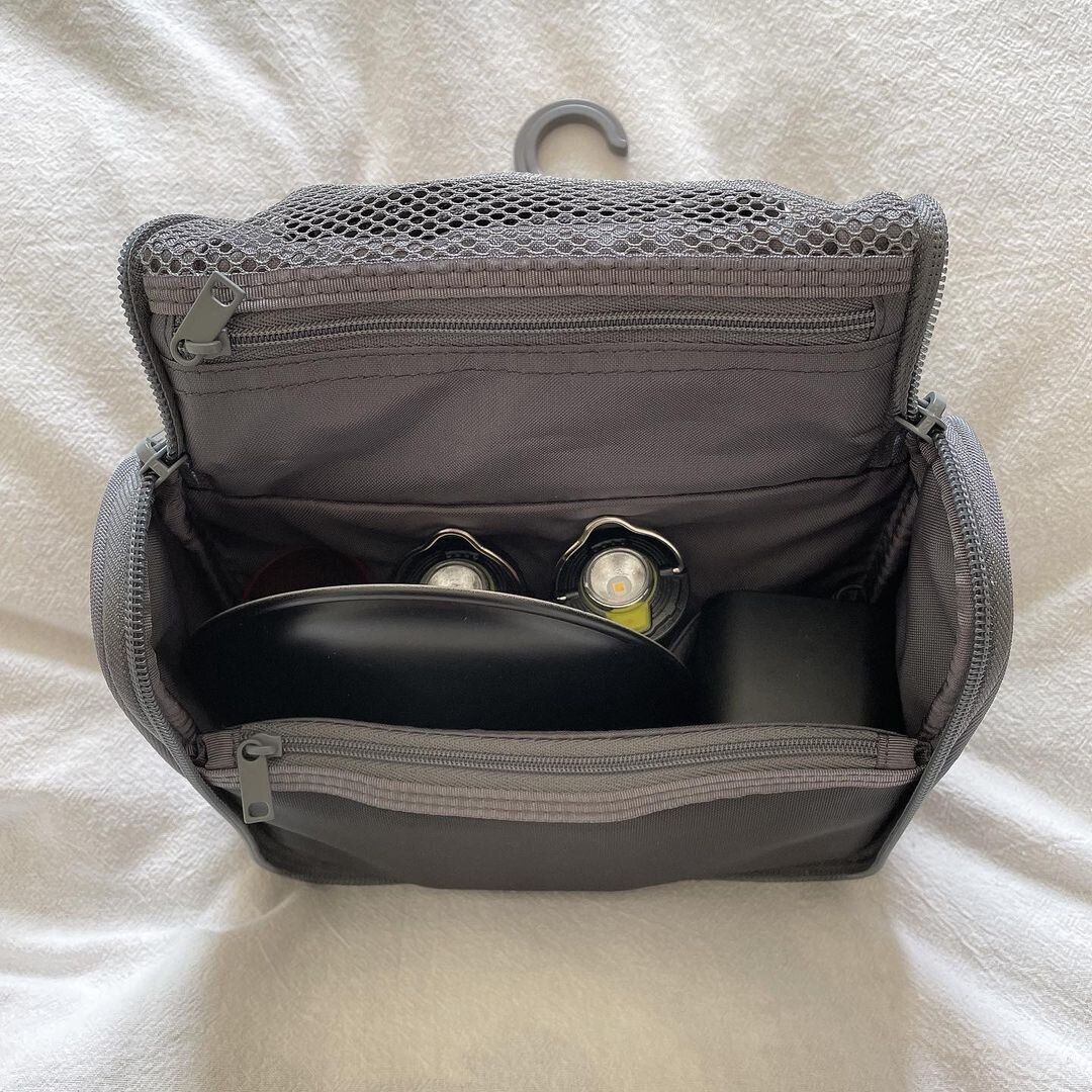 仕切りが多い、吊るせるケース