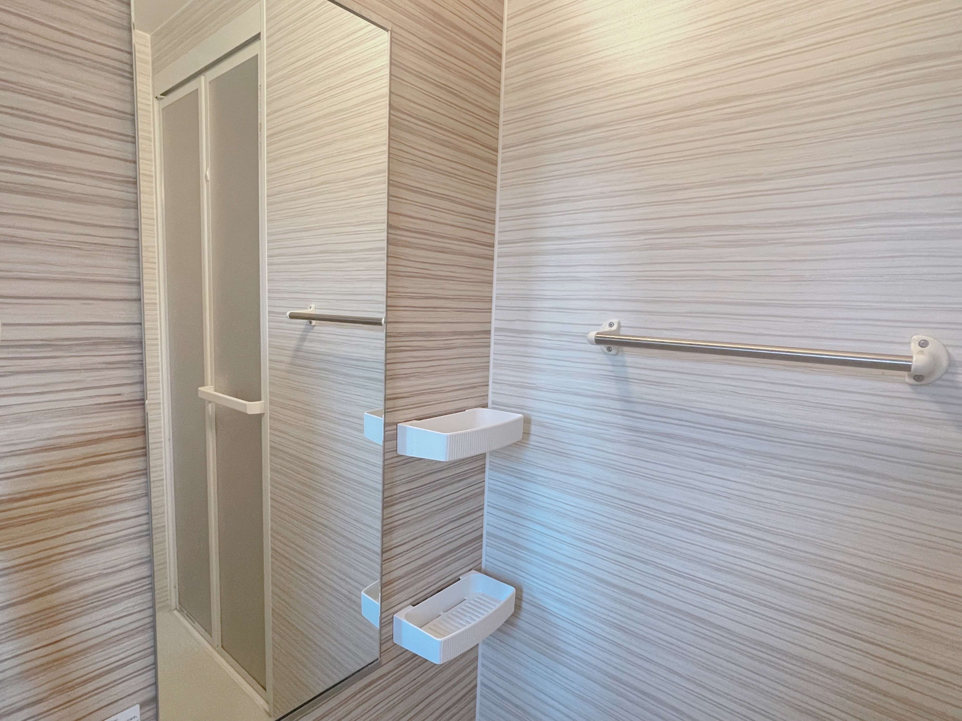 鏡掃除と壁掃除は浴槽スプレーして流すだけ