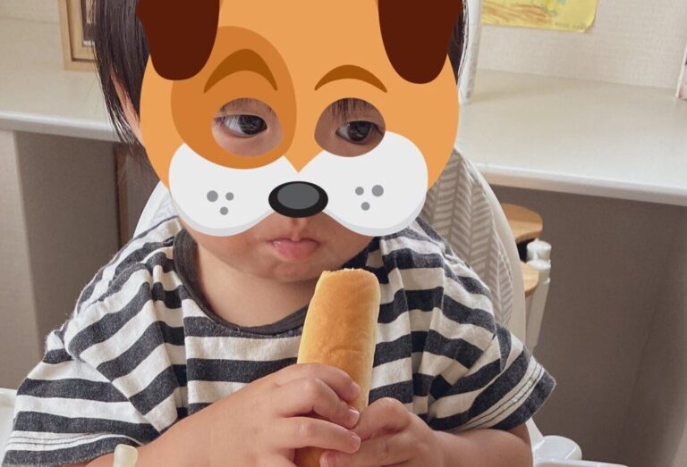 振り返ると1歳の息子がパンのソムリエに!?一口だけかじったパンを並べる姿に「食べ比べしているのかな」
