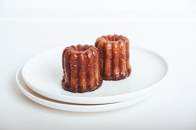 1歳半の息子が傘をさす姿はまるで「カヌレ」のよう！11万人が悶絶したあまりのかわいさに「遭遇したい」の声