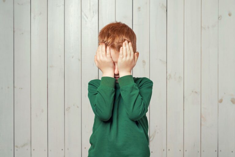 初めて子どもたちの前で髪を染めたらギャン泣き⁈怖がる子どもの姿に「泣き顔かわいい」の声