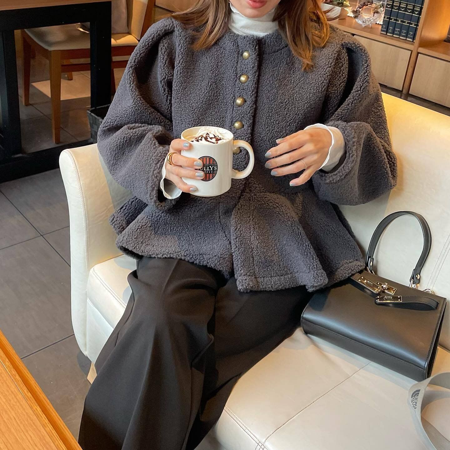 ママ友との集まりに！今年らしさ満点の華やかコーデ