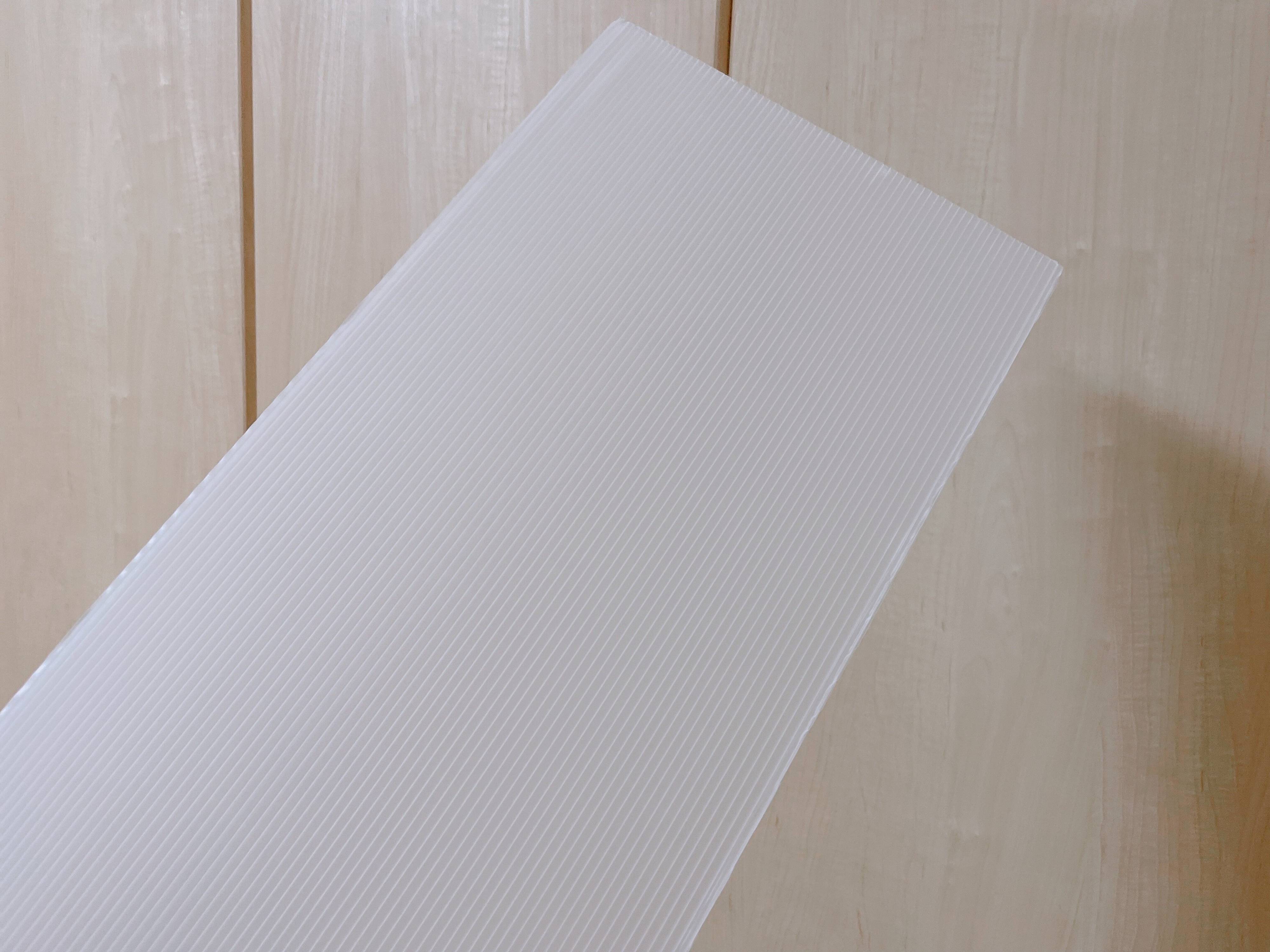 窓枠の大きさに切ってはめるだけ