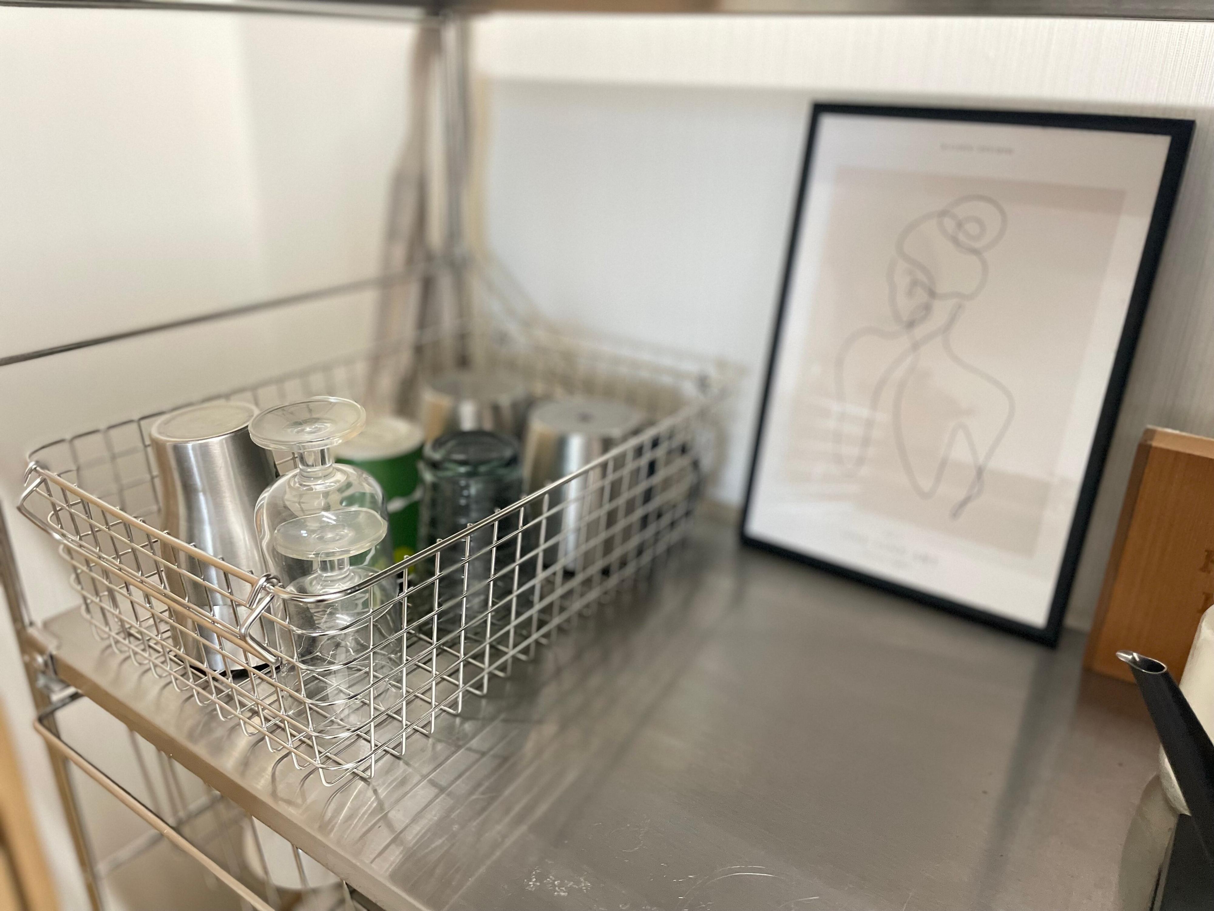 コップはカゴにひとまとめにすれば出し入れの手間が省ける