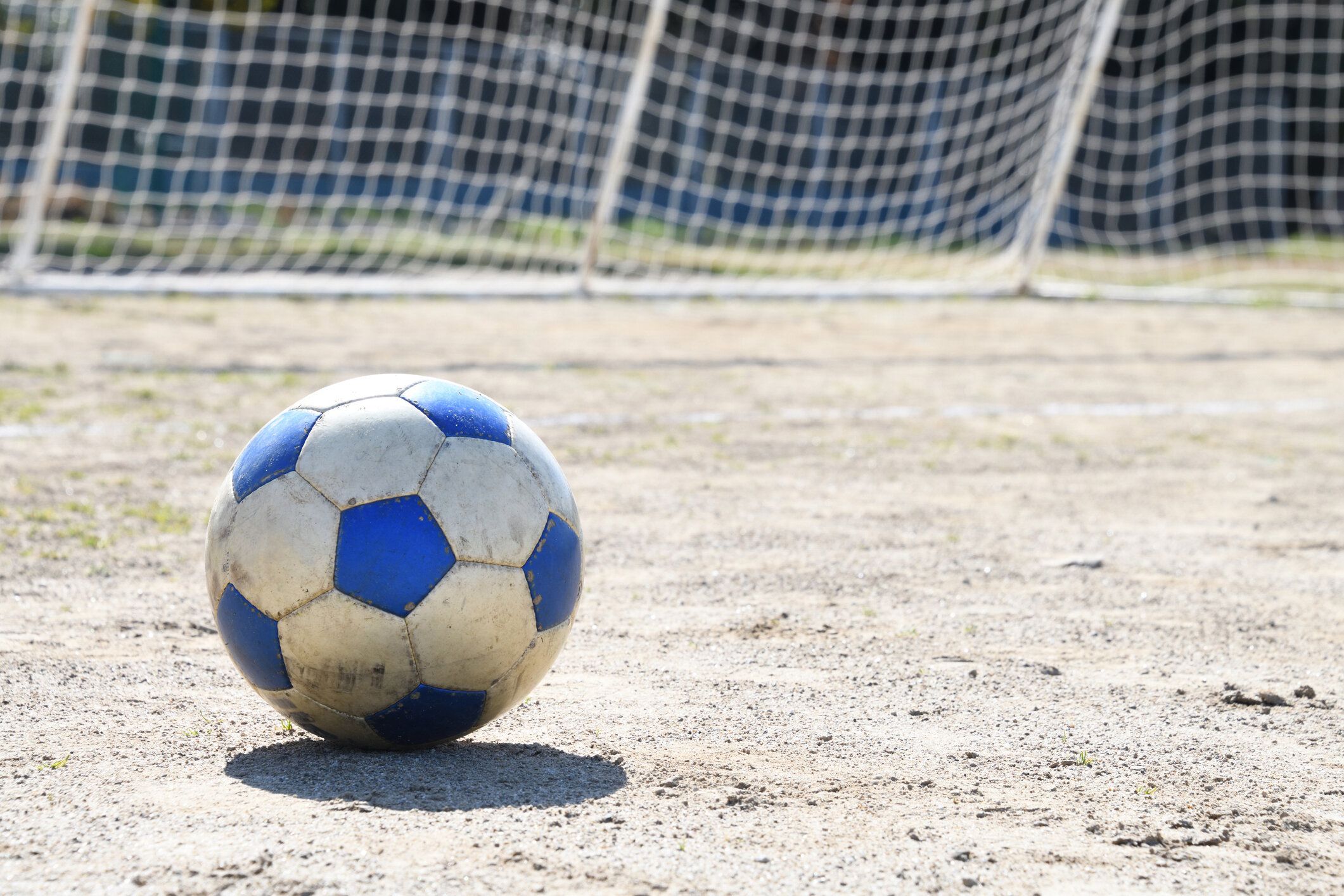 誰もいない地面にサッカーボール