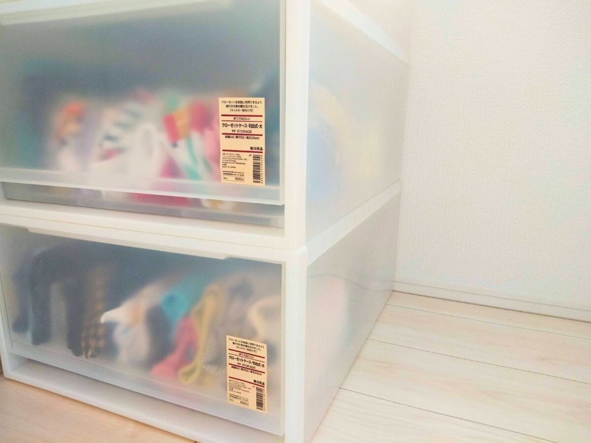 子ども服が入ったクローゼットケース