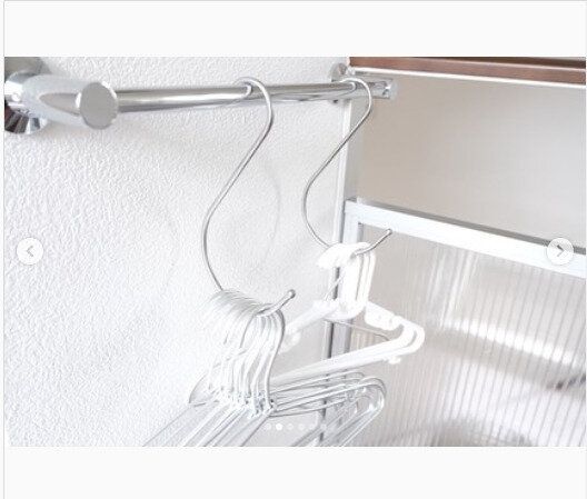 大きめサイズのS字フックはストレスフリーなハンガー収納に変身