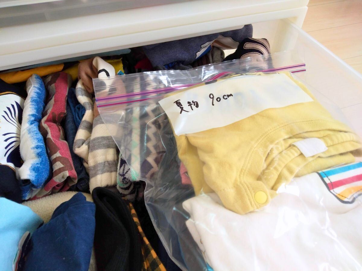 ジップロックに入った子ども服