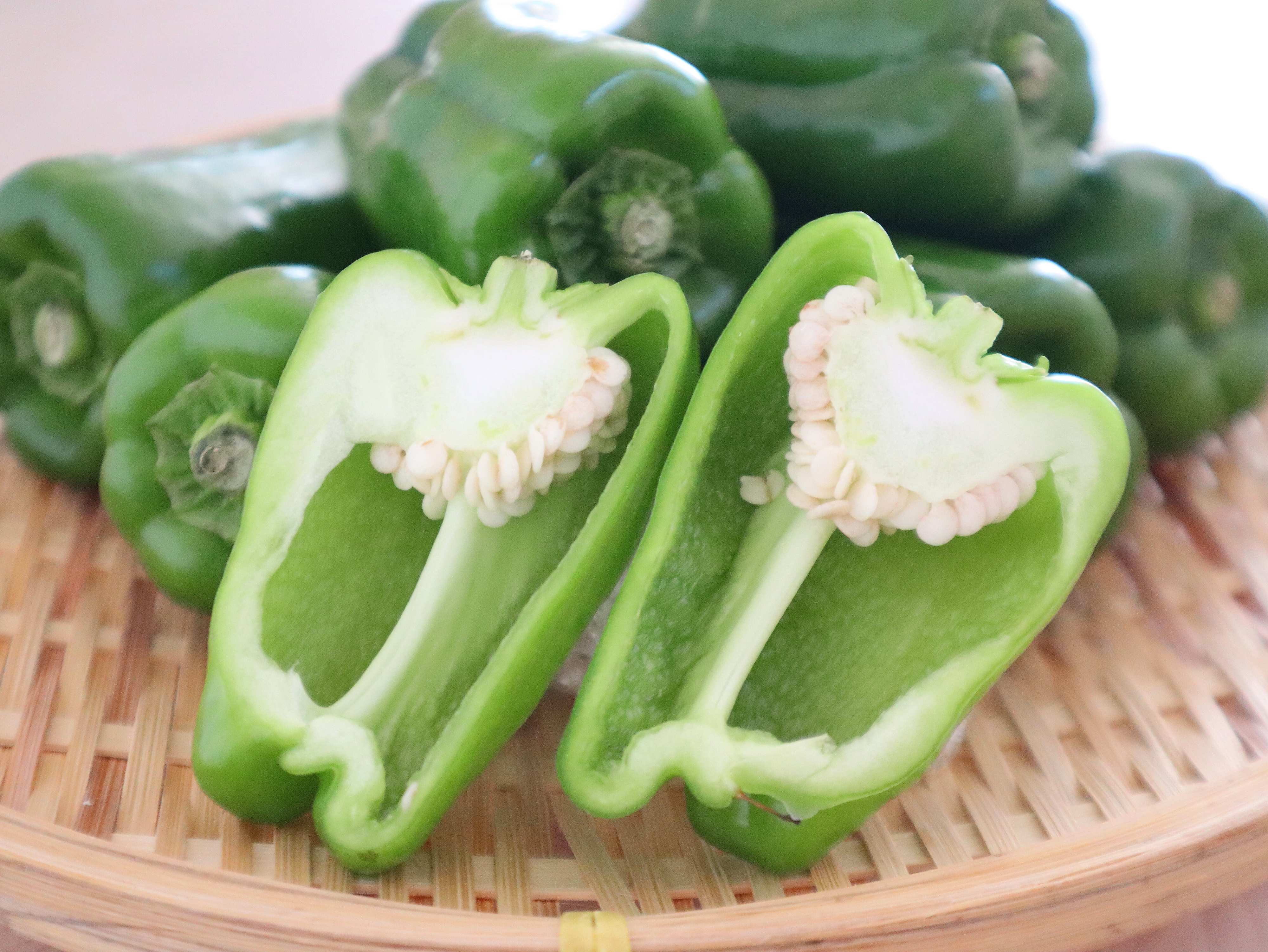 ピーマンの種やヘタは食べられる!
