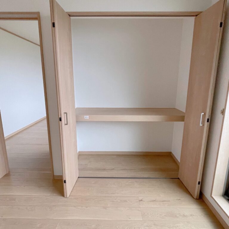 コツを抑えればカンタン！「奥行きがあるクローゼット」の収納アイデア3選