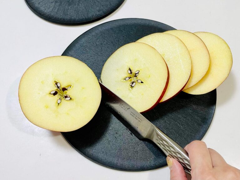 切ったらそのまま食卓へ！ズボラ感激「まな板になるお皿」