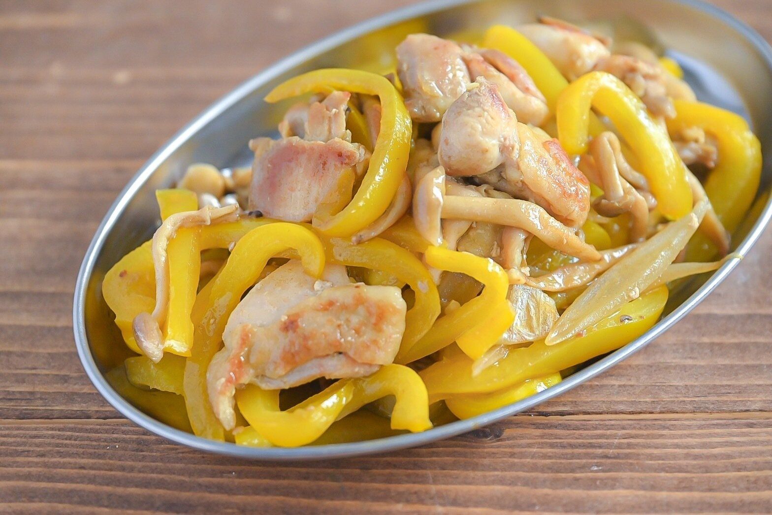 皿に盛られたレモングラス炒め