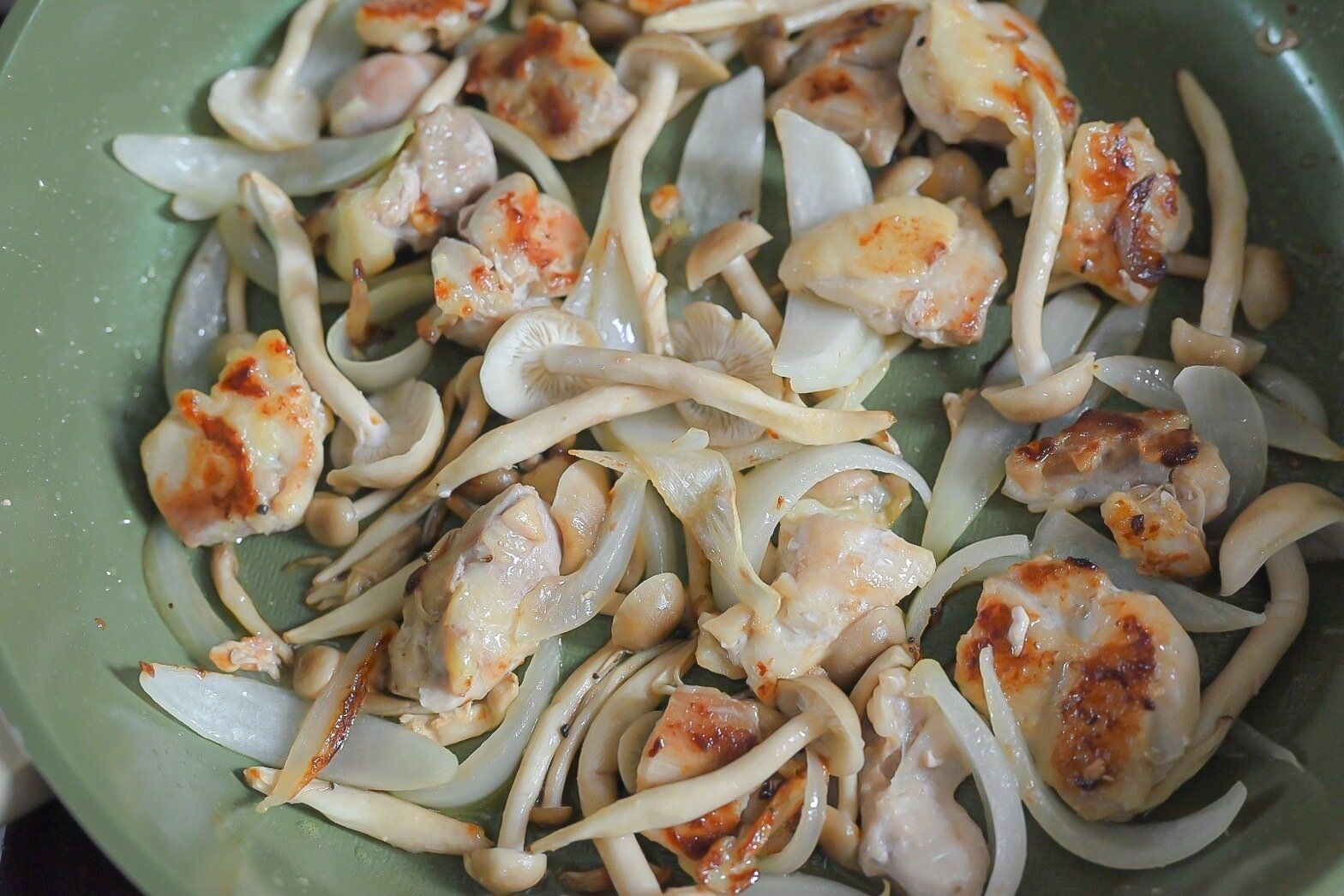 炒めた鶏もも肉と玉ねぎ、しめじ