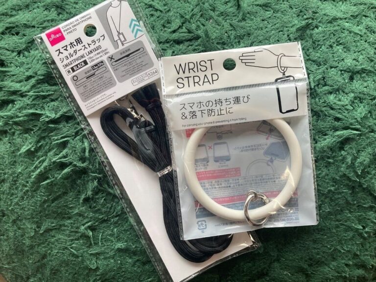【ダイソー】ショルダーのつぎはリストの時代が来る!?スマホの落下防止アイテムに決定版が登場