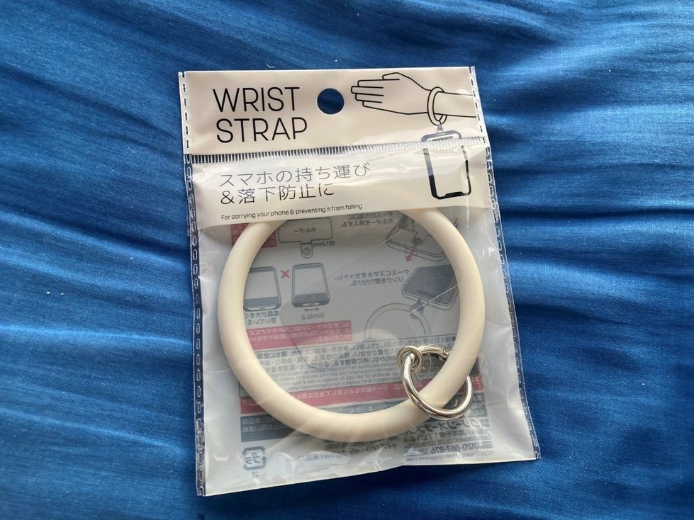 【ダイソー】ショルダーのつぎはリストの時代が来る!?スマホの落下防止アイテムに決定版が登場
