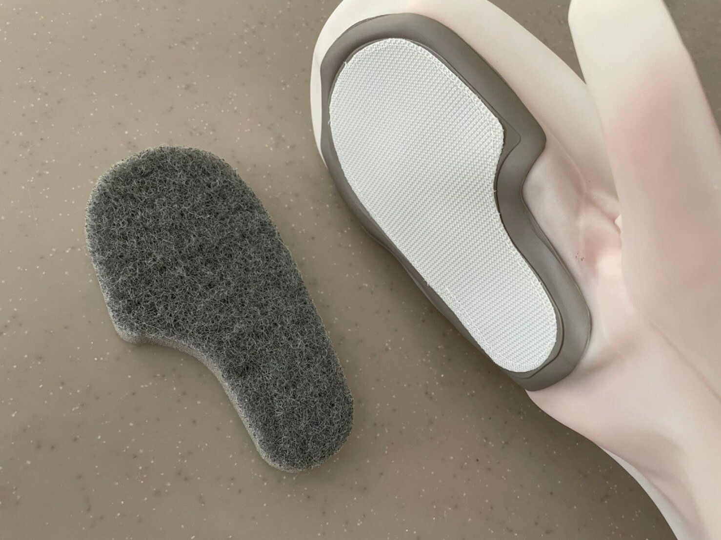 【ダイソー】「考えた人天才！」冬場の水仕事に欠かせないゴム手袋がキッチングッズと合体しちゃった