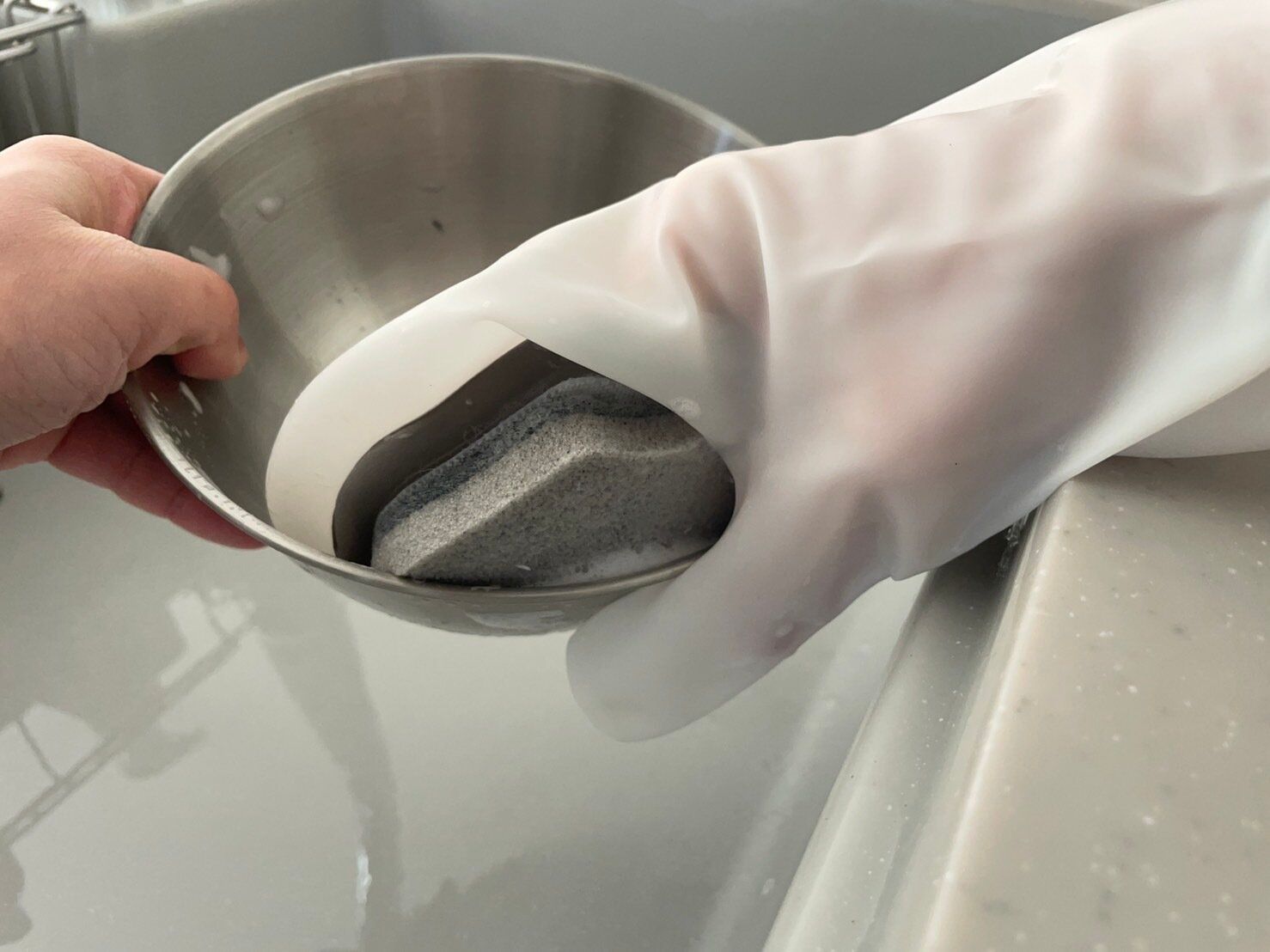 【ダイソー】「考えた人天才！」冬場の水仕事に欠かせないゴム手袋がキッチングッズと合体しちゃった