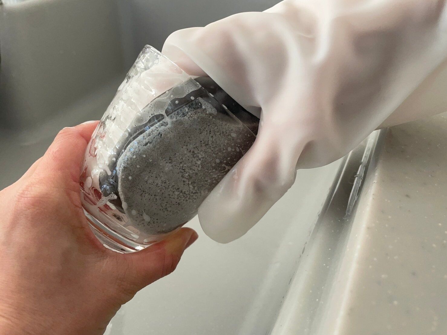 【ダイソー】「考えた人天才！」冬場の水仕事に欠かせないゴム手袋がキッチングッズと合体しちゃった