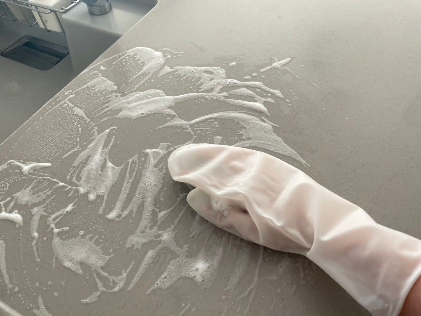 【ダイソー】「考えた人天才！」冬場の水仕事に欠かせないゴム手袋がキッチングッズと合体しちゃった