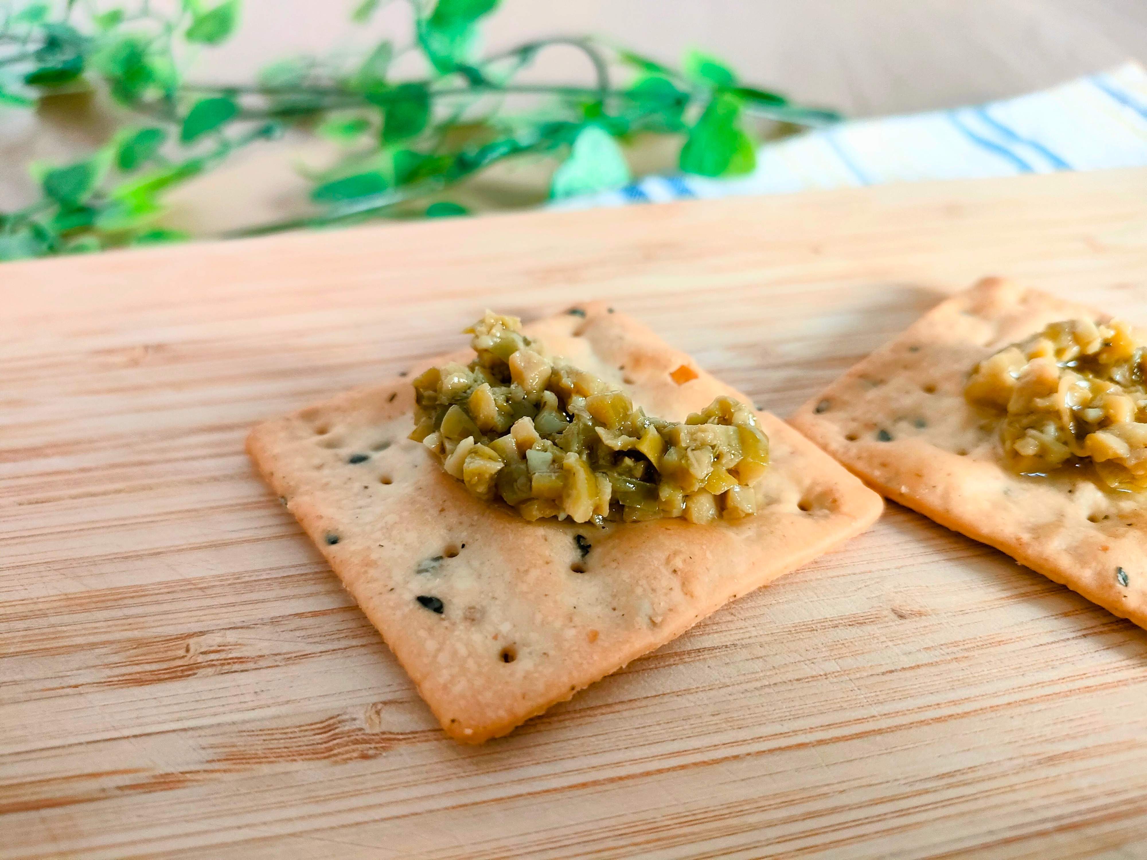 クラッカーにのせたブルスケッタ