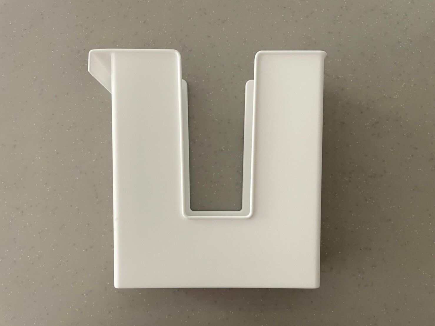 意外と置き場所に悩む「詰め替え洗剤」のストック、正解がセリアにありました！