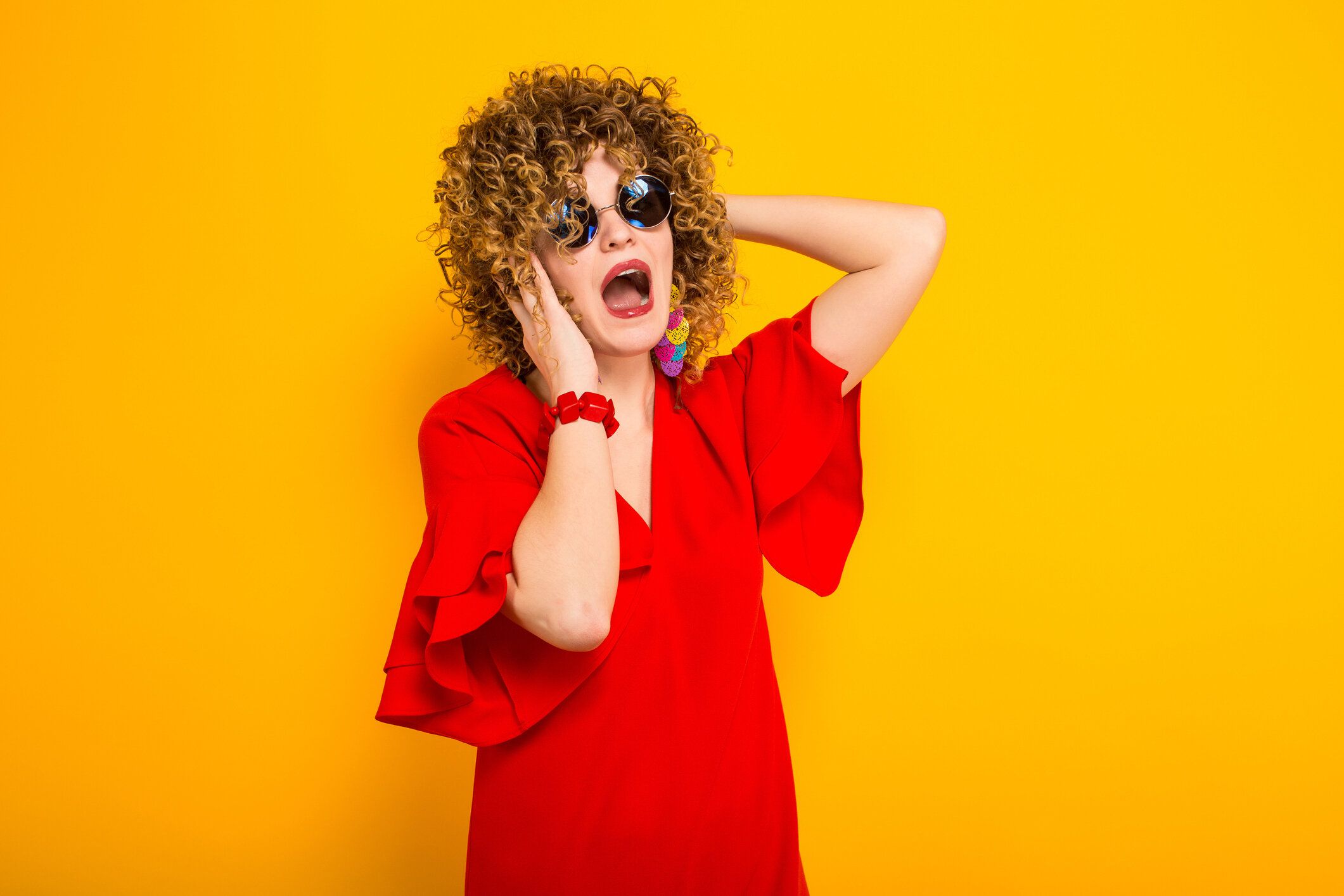 短い毛を持つ魅力的な女性