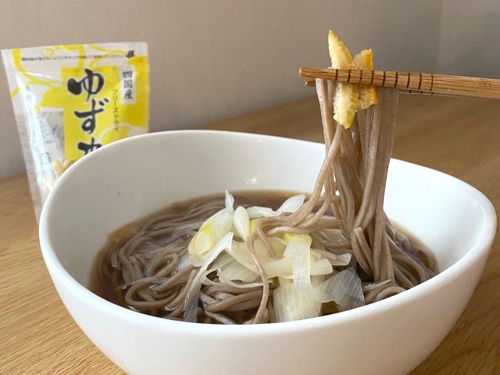 鴨だしそばとフリーズドライゆず皮