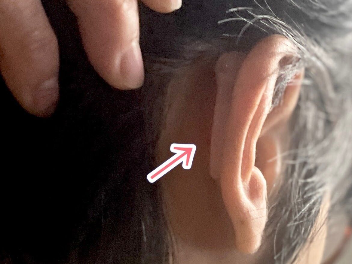 耳の後ろで目立たず使える