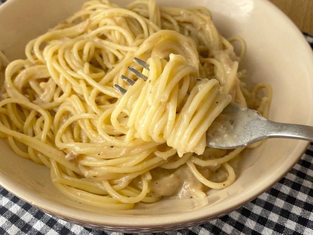 ホワイトボロネーゼソースでつくったパスタ