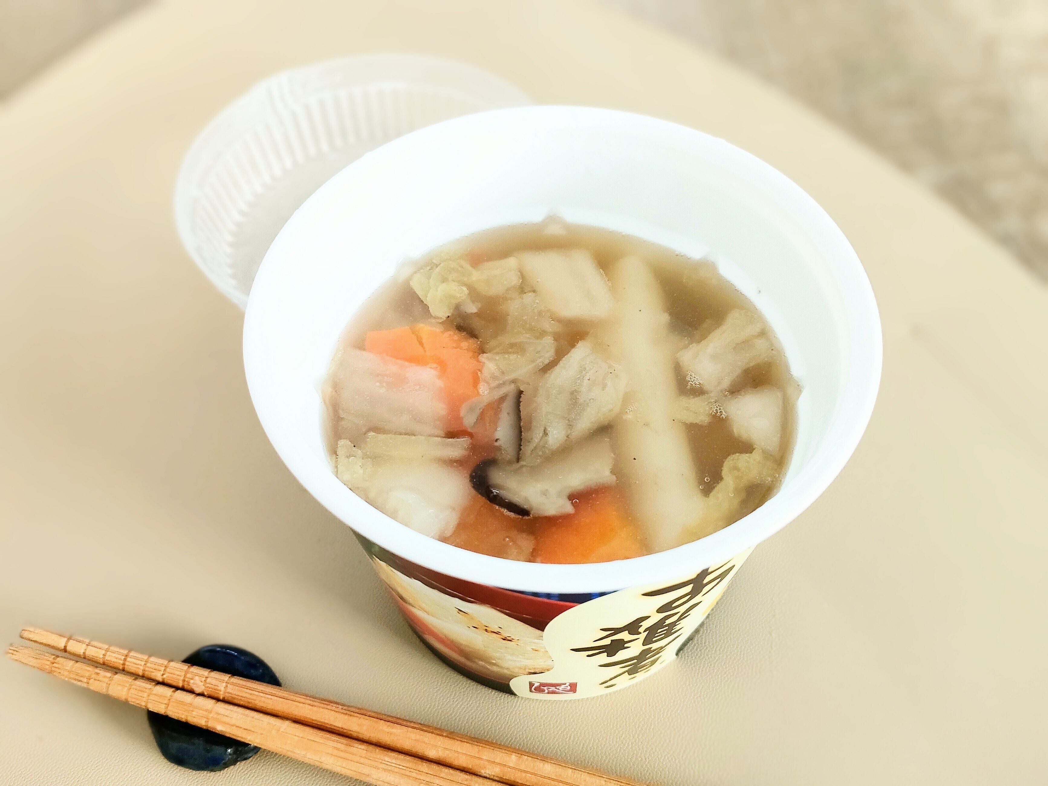 お雑煮の中には野菜やおもちが入っている