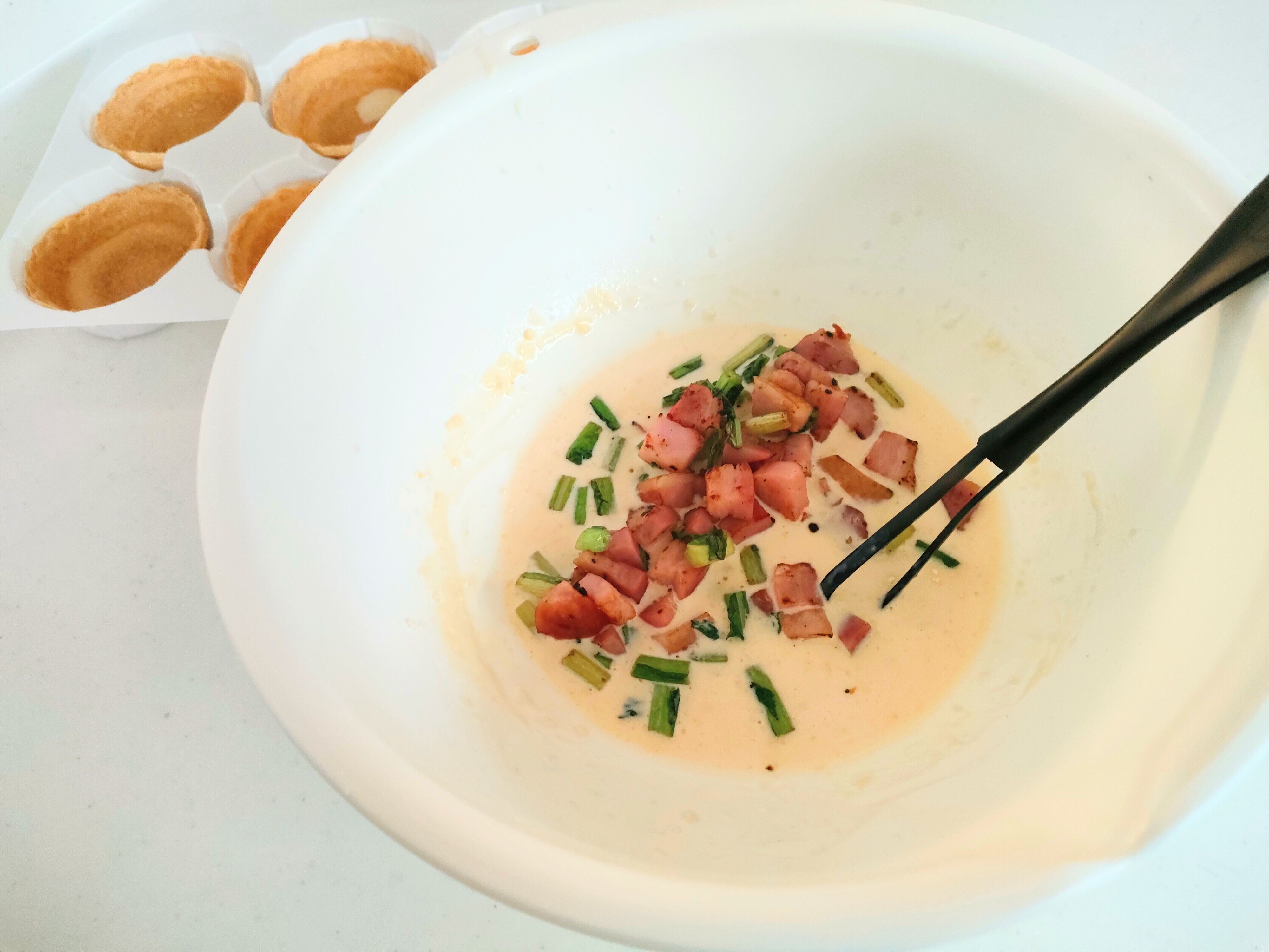 ベーコンなどの具材をセットの液に混ぜる