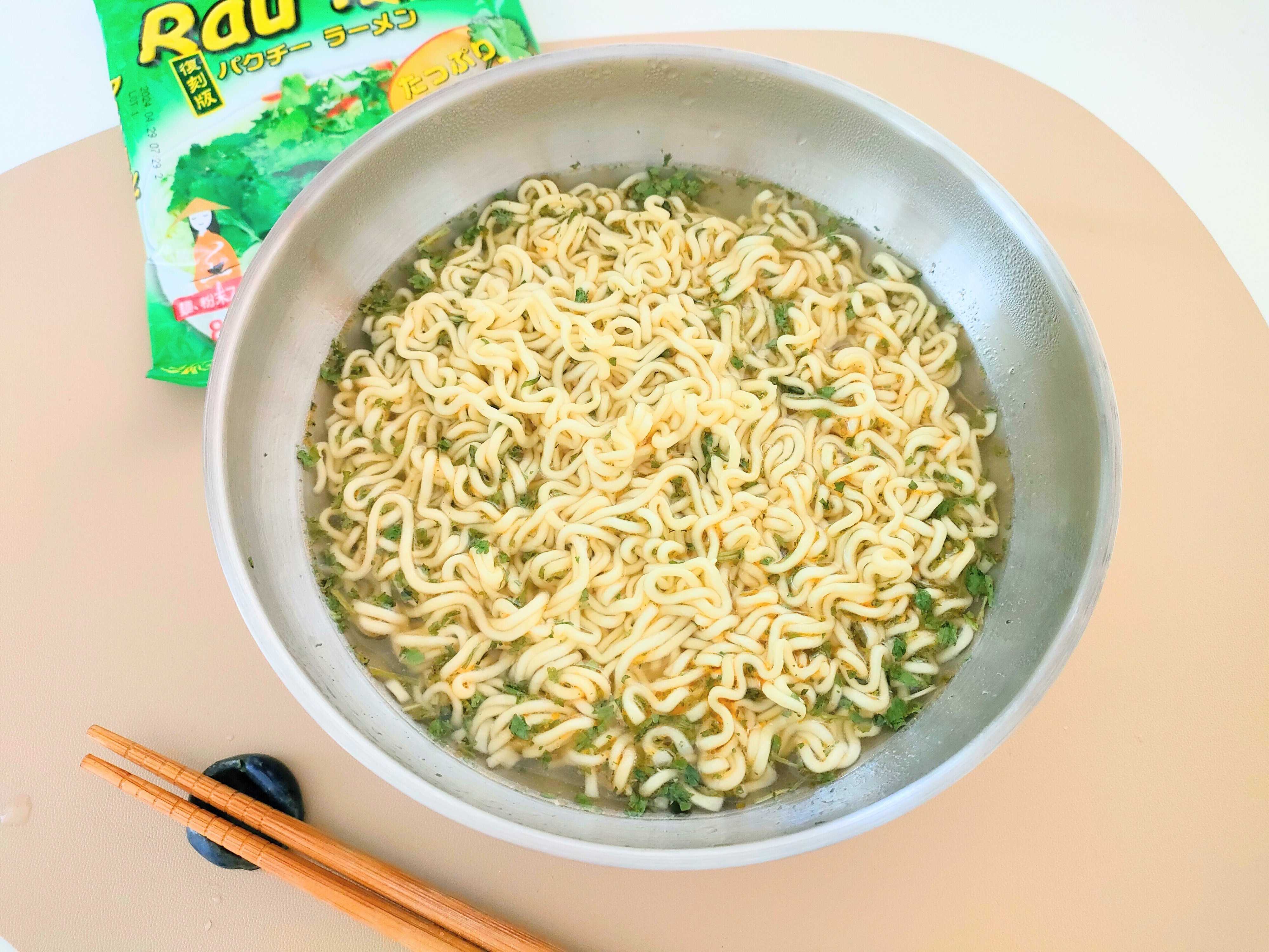 乾燥パクチーがたっぷり入っているパクチーラーメン