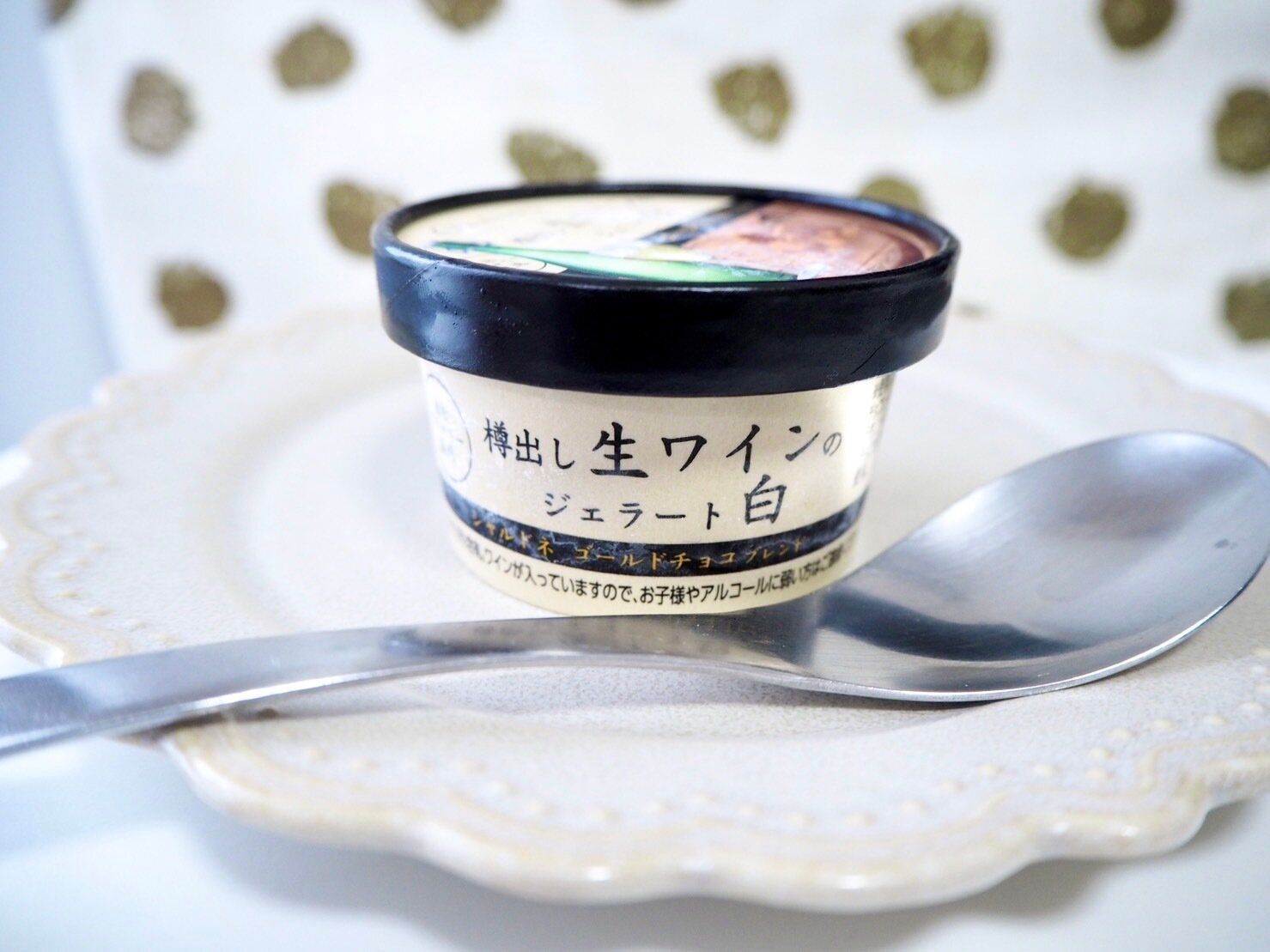 シャトレーゼ「樽出し生ワインのジェラート白 ゴールドチョコブレンド」商品写真