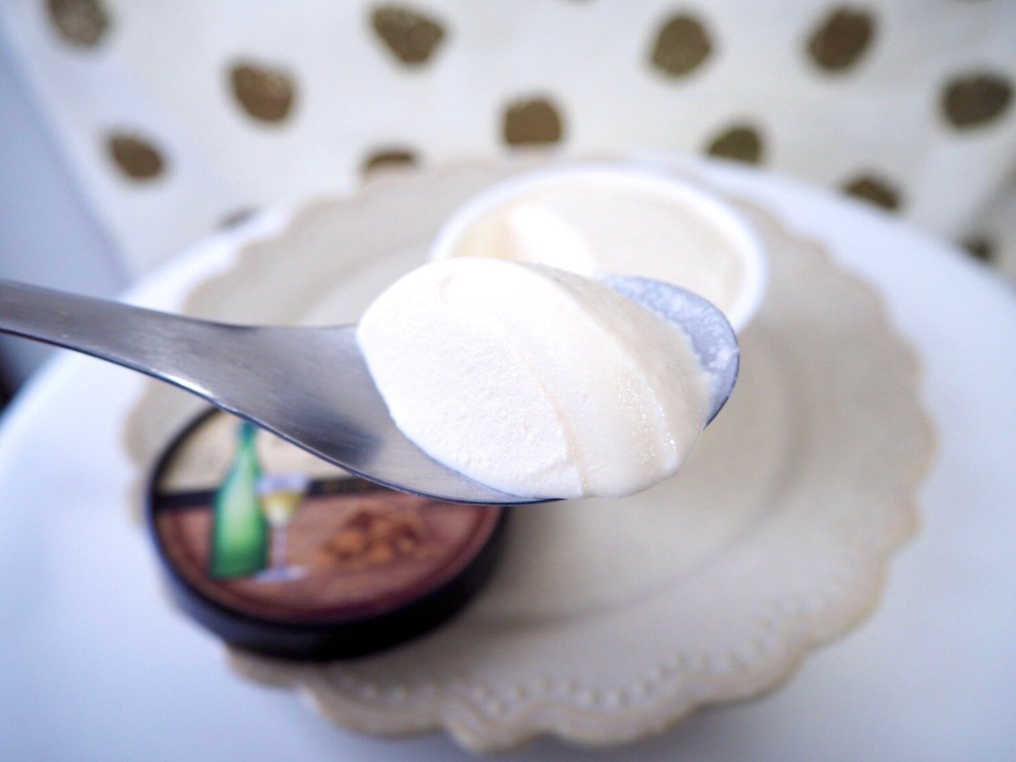 シャトレーゼ「樽出し生ワインのジェラート白 ゴールドチョコブレンド」スプーン写真