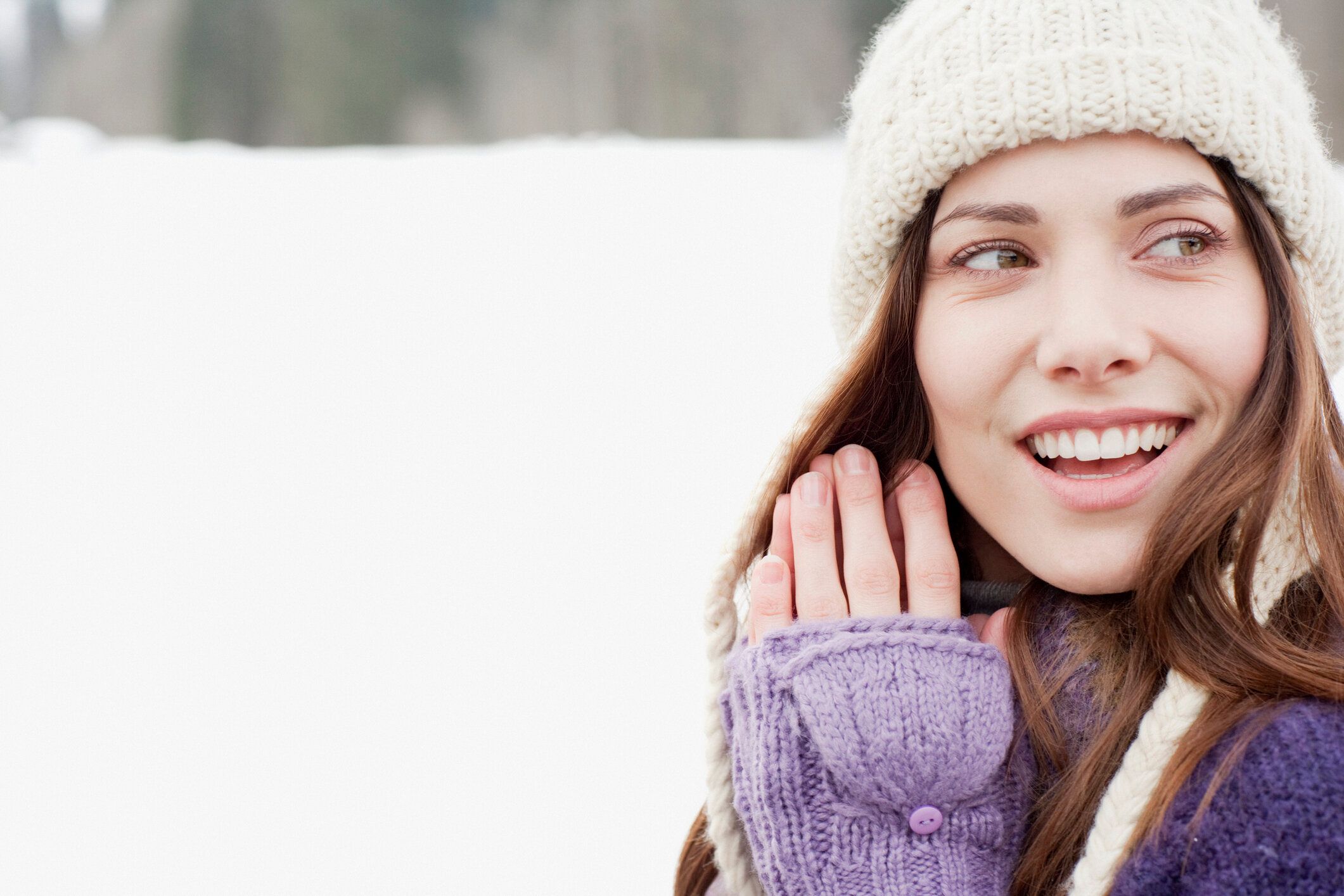 白いニット帽の女性