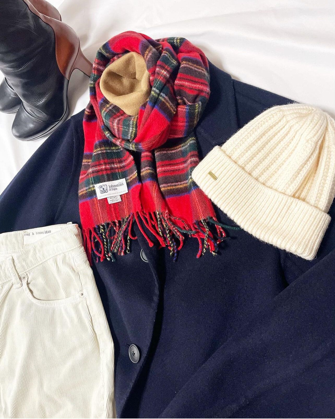 チェックマフラーと白ニット帽