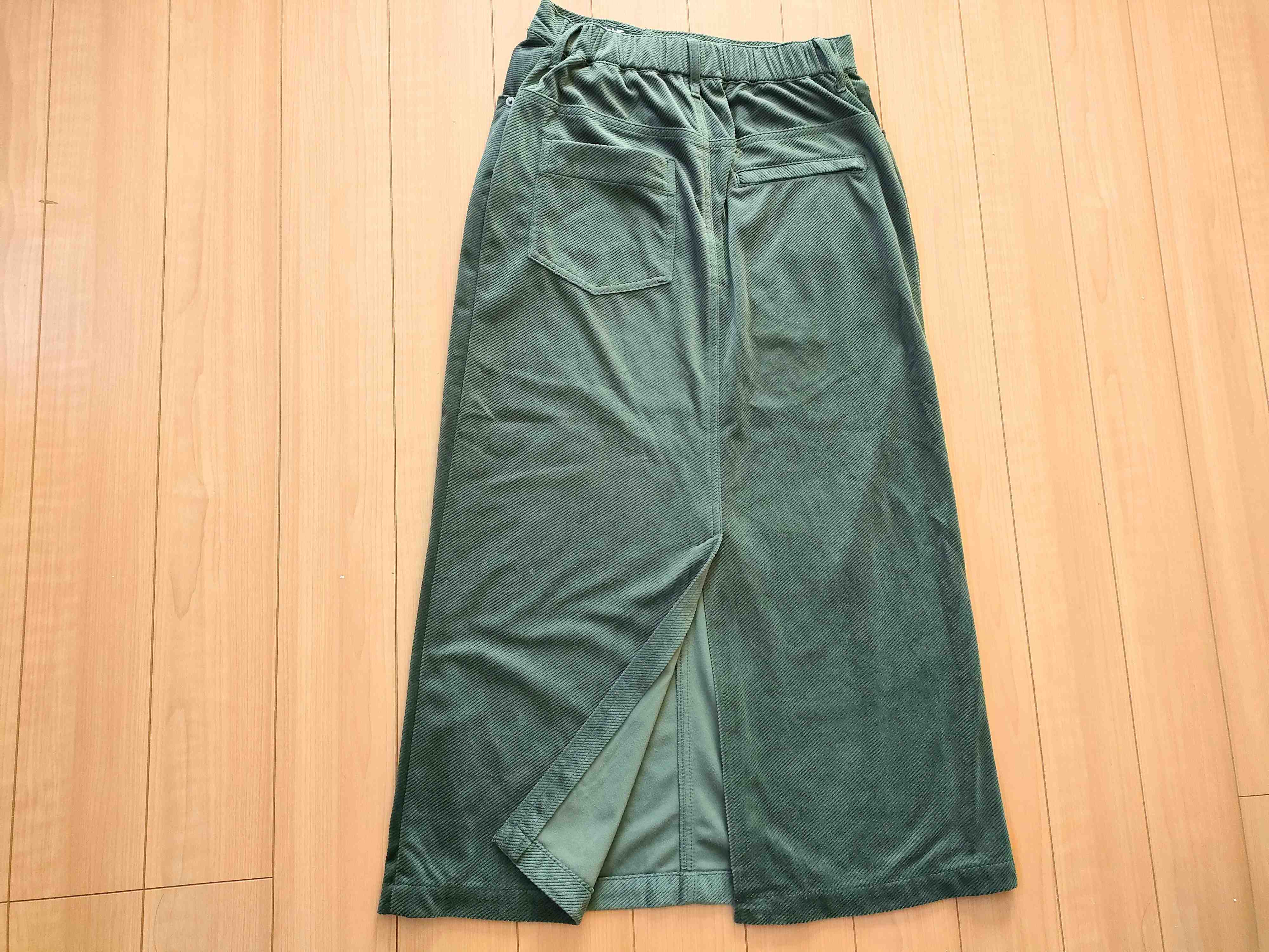 裏スリットが入ったスカート