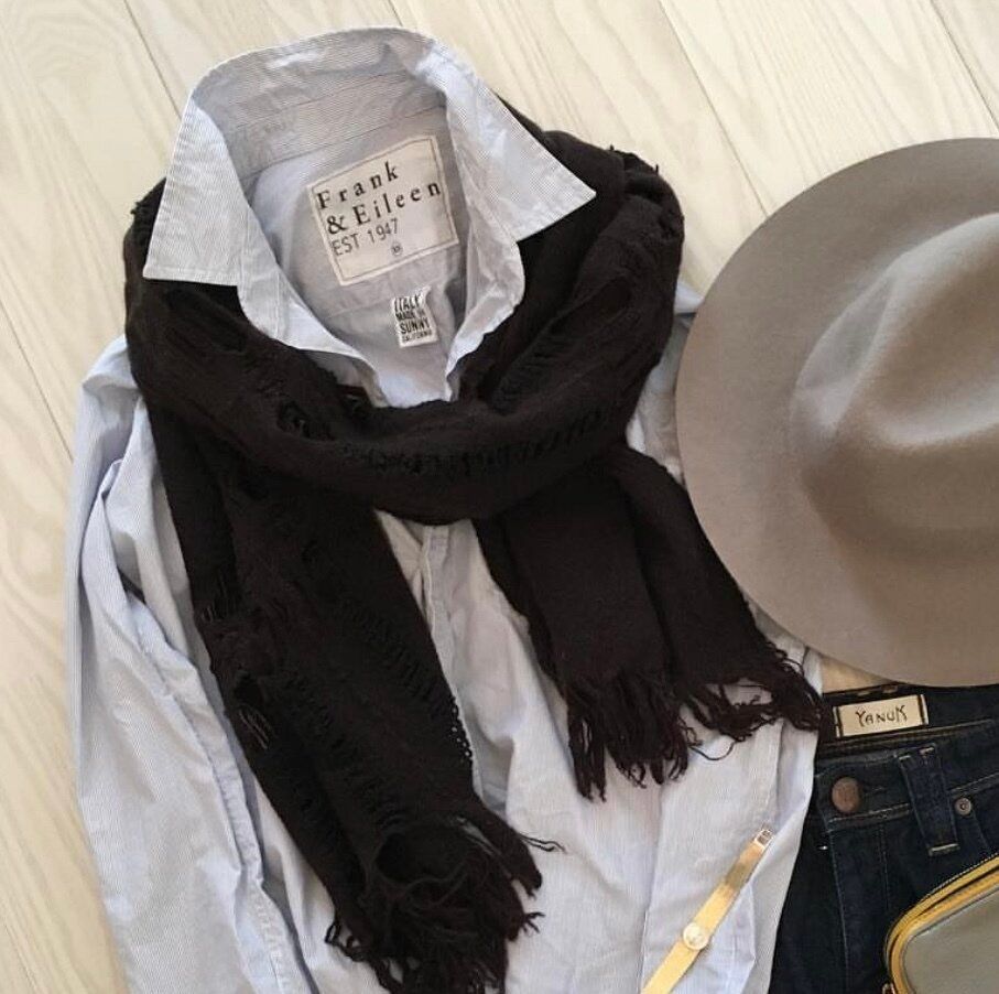 シャツとブラウンストール