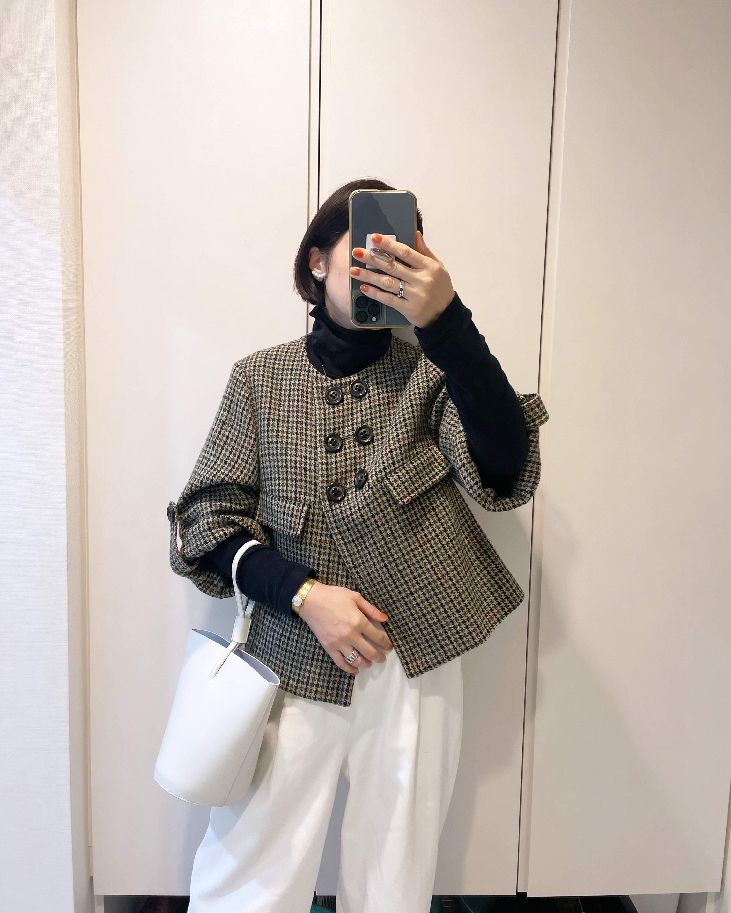 チェックコートとホワイトパンツ