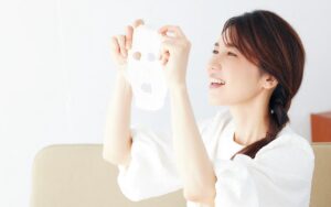 奇跡の45歳！友利新さんの愛用ドラコスは、驚きの高品質コスメばかり