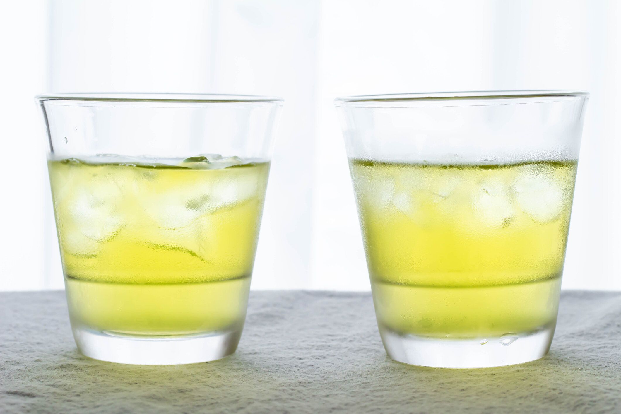 グラスに冷たい緑茶