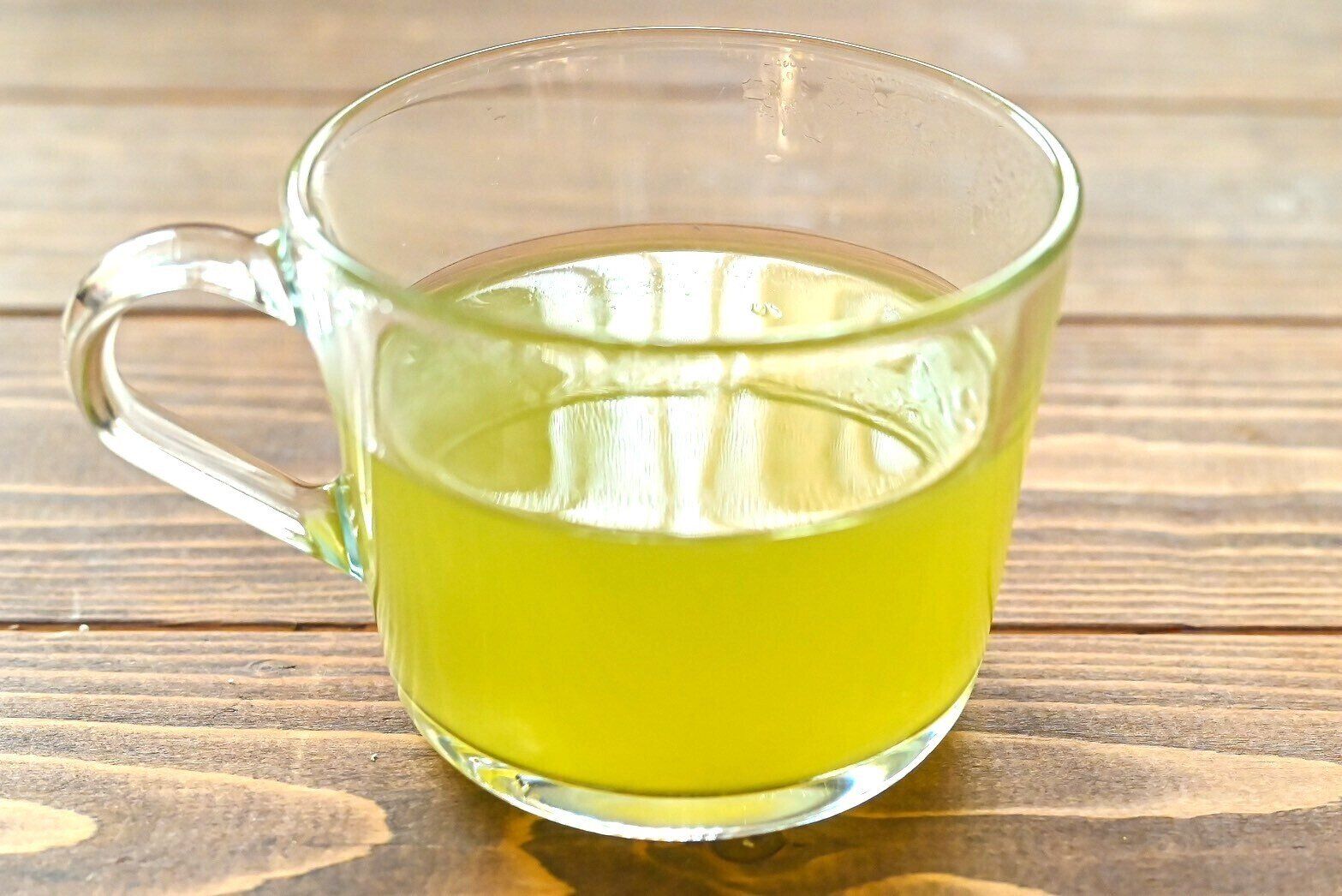 カップに入った緑茶