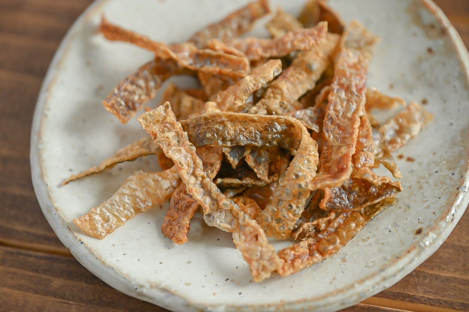 皿に盛られた鮭皮チップス