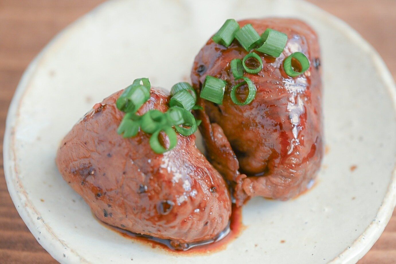 皿に盛られたカマンベールチーズの牛肉包み