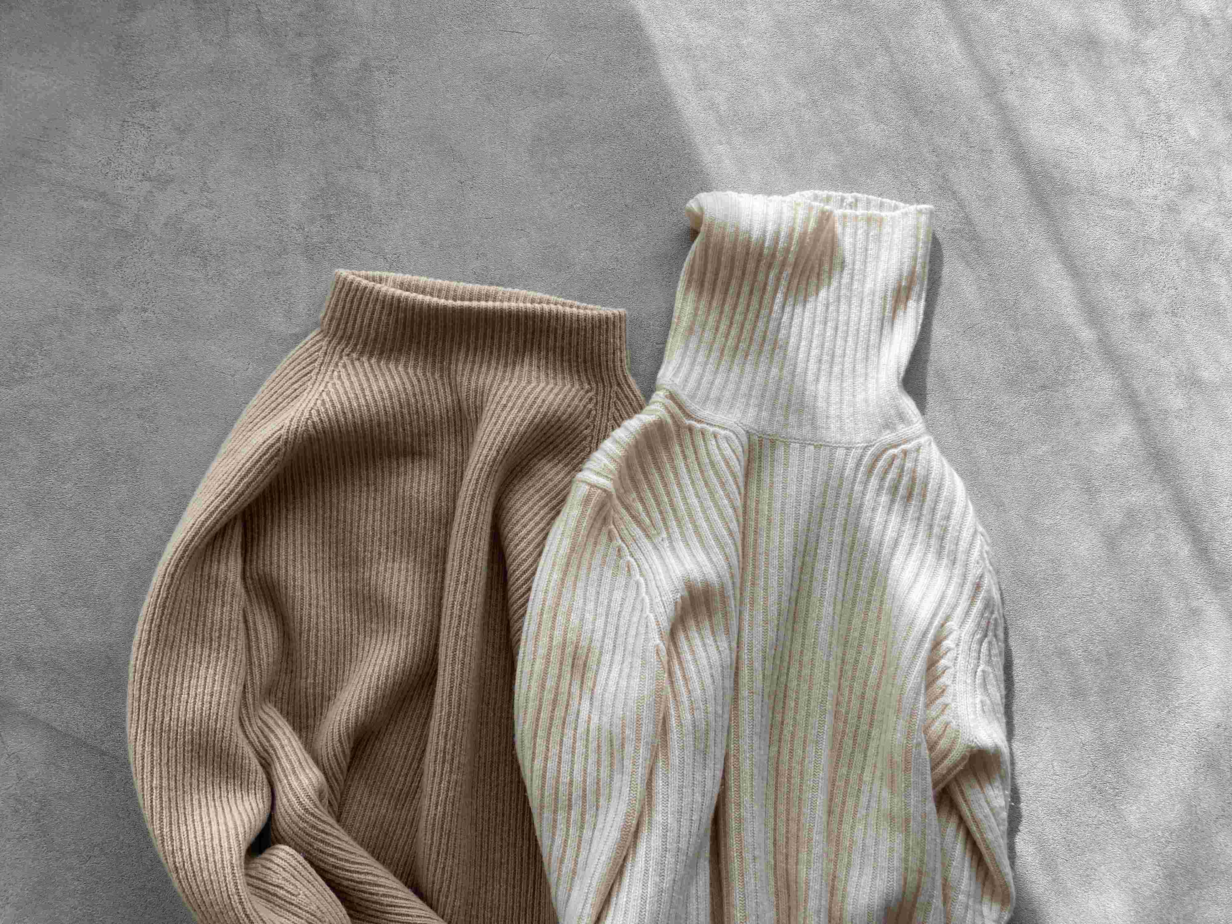 【スウェットパンツVSニットパンツ】リラックスしたい日の究極のご近所着はどちらがいい？