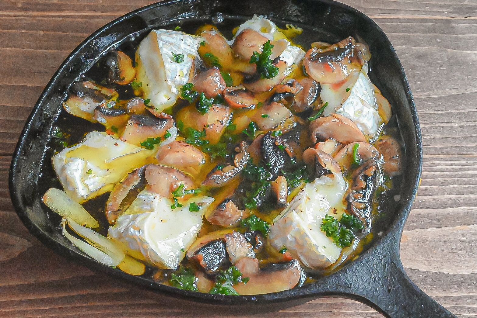 スキレットに入ったきのことカマンベールチーズのアヒージョ