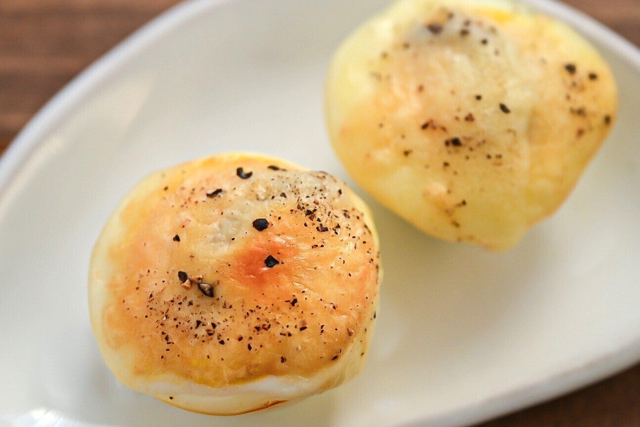 白い皿に盛られたアンチョビチーズ卵