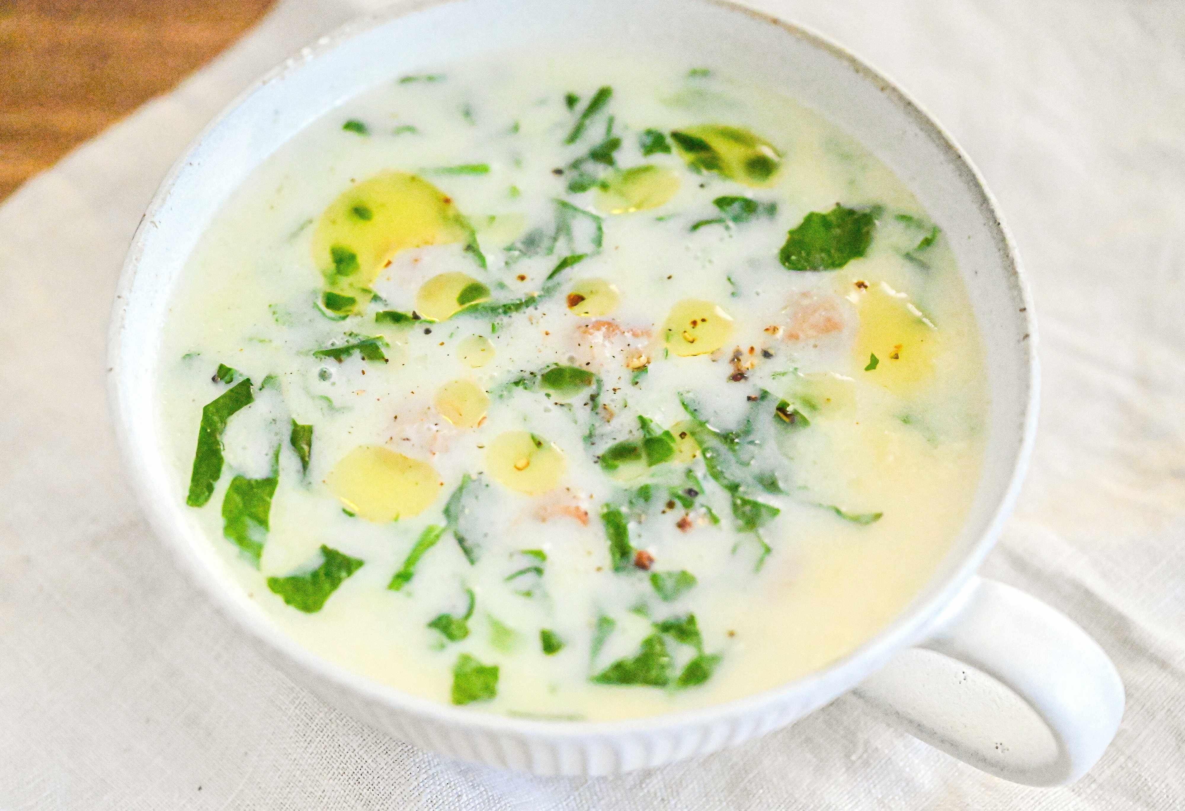 大根の葉とソーセージの豆乳スープ