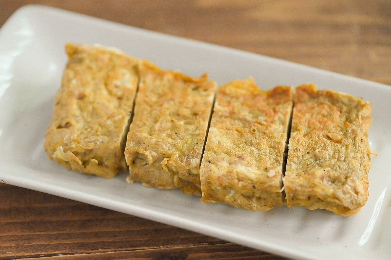 白い皿に盛られた卵焼き